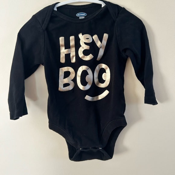🎃Old Navy Black 'Hey Boo' Kids Onesie - Picture 1 of 4